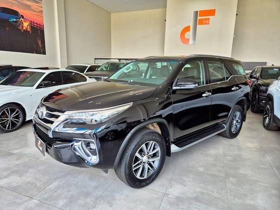 TOYOTA HILUX SW4 2.8 SRX 4X4 7 LUGARES 16V TURBO INTERCOOLER DIESEL 4P AUTOMÁTICO